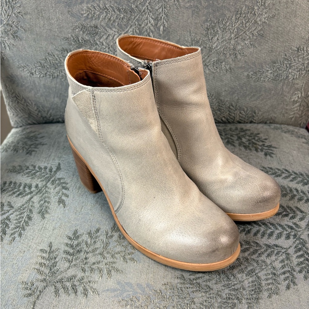 Levi’s Stylish Gray Ankle Boots for Women Size 8